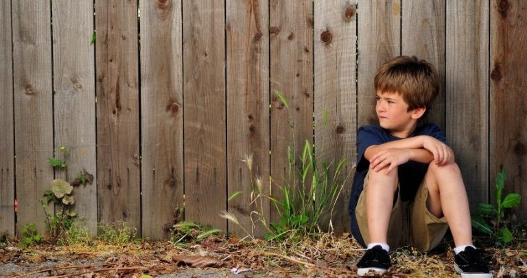🧸 9 semne că copilul tău s-ar putea simți singur – observă-le la timp