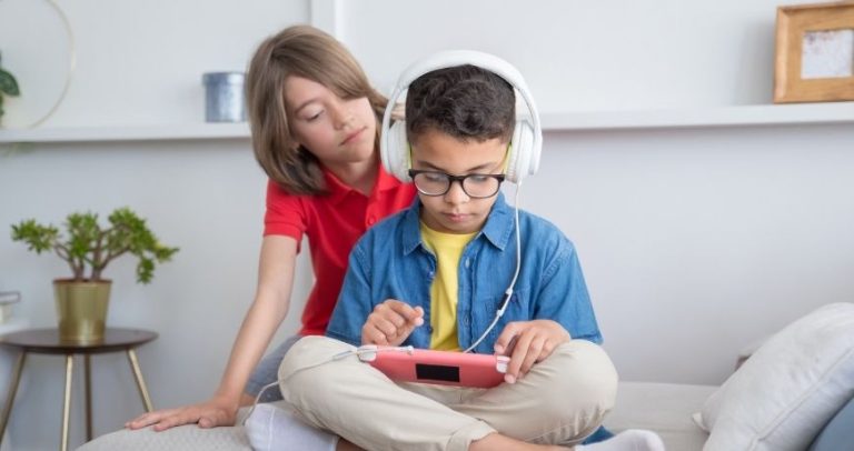 ADHD, ecrane și joc: cum ajută neuro-gimnastica copiii cu hiperactivitate