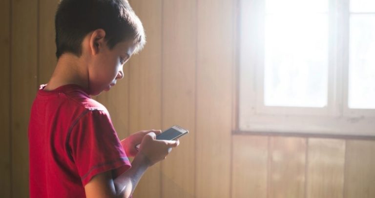 📱 Copilul e „lipit” de telefon – ce putem face fără certuri?