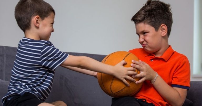 👨‍👩‍👧‍👦 Cum ar trebui să reacționeze părinții la conflictele dintre frați și surori?