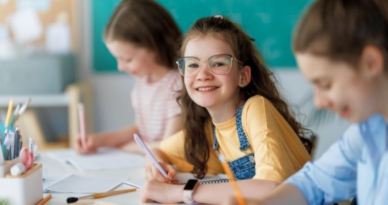 🎒 Cum ne dăm seama dacă copilul se adaptează la școală?