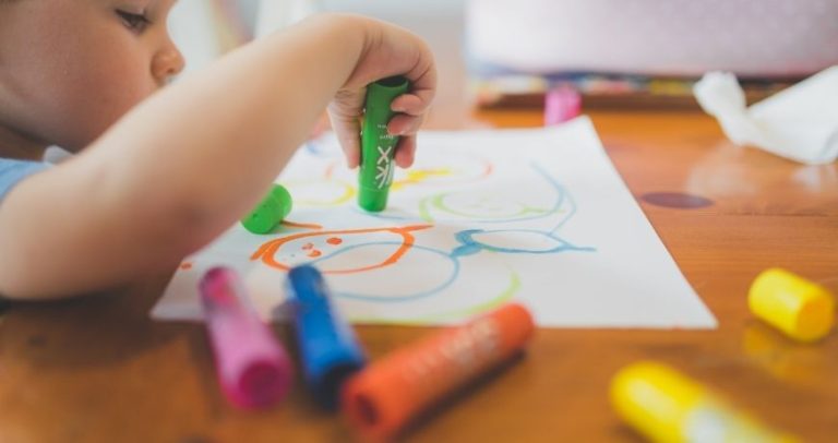Cum să îți desprinzi copilul de ecran – fără interdicții și fără conflicte?