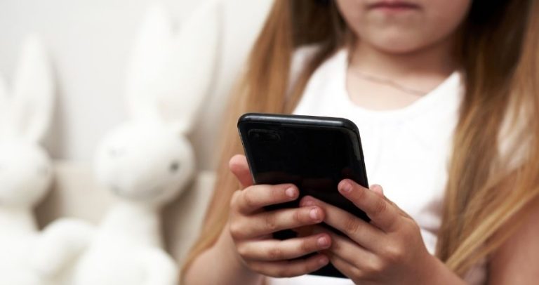 🧠 Ecranele și creierul copilului – cum influențează timpul digital concentrarea?