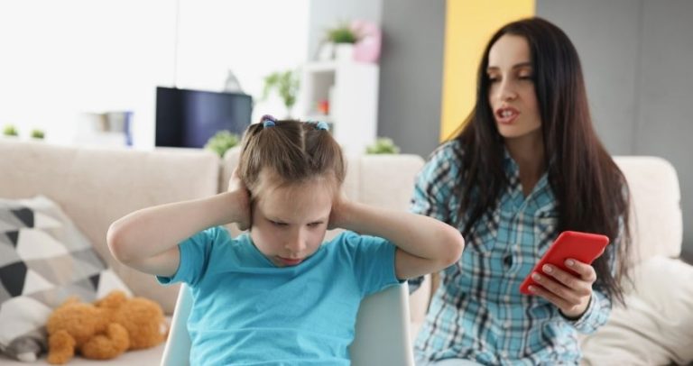 Țipetele și jignirile – violența invizibilă care lasă răni adânci