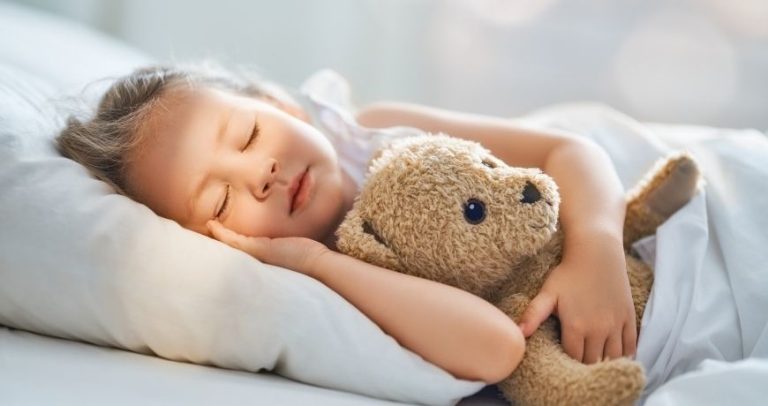 Somnul copiilor: Ce se întâmplă în timpul diferitelor faze?