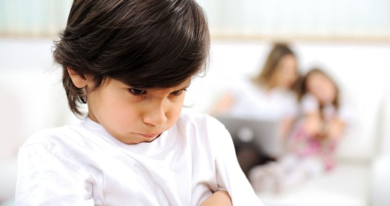 Cum tonul și cuvintele părinților creează gelozie între copii?