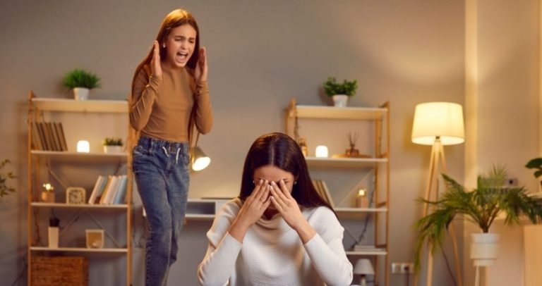 „Te urăsc!” – ce se ascunde în spatele cuvintelor copilului și cum să reacționăm?