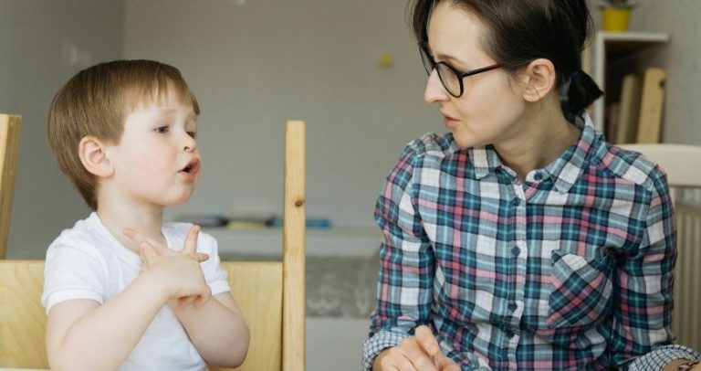 Când copilul vorbește prea mult: cum să reacționăm cu răbdare și înțelegere