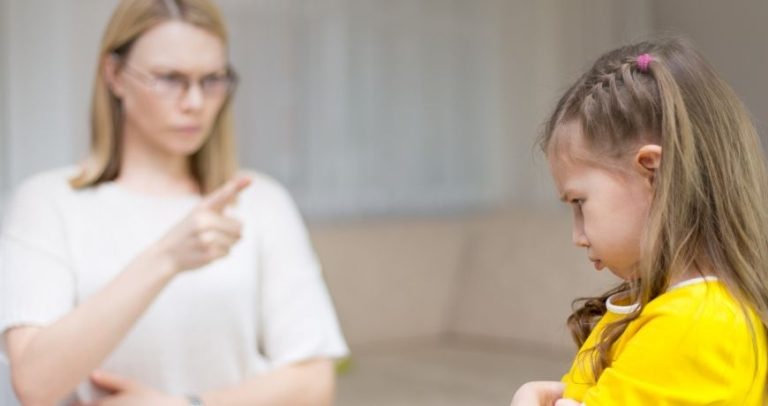 Cea mai frecventă greșeală a părinților: control în loc de sprijin