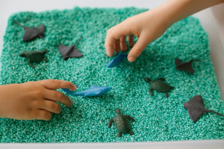 Joc cu orez: cum dezvoltă activitățile senzoriale copiii?