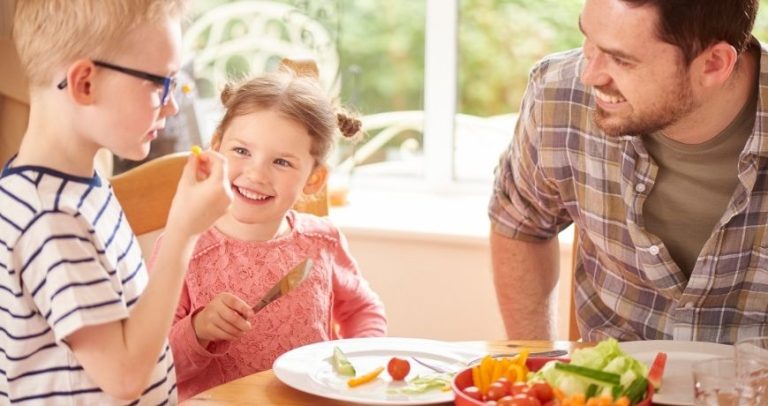 Cum să ajutăm copilul să accepte o mâncare nouă?