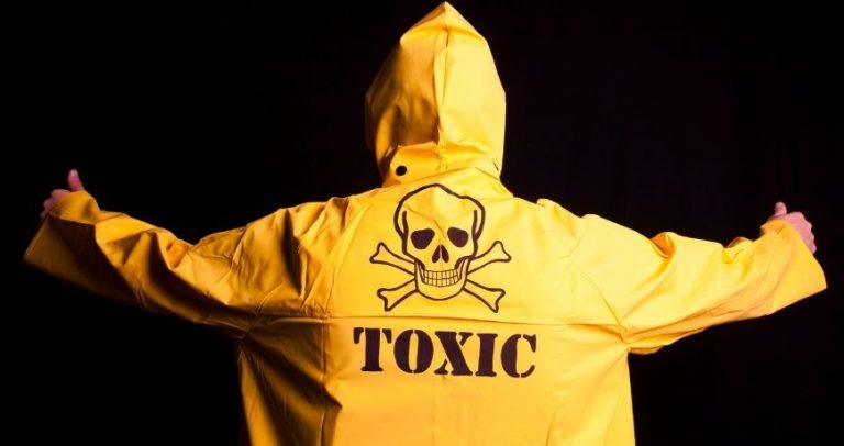 Părinții toxici: cum recunoaștem acest tip de comportament?