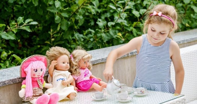 Cum să învățăm copilul să se joace singur