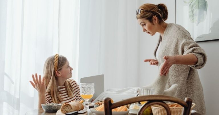 Copilul intră în conflict cu adulții. Trebuie să mă îngrijorez?