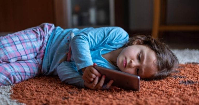 Telefonul – sursă de cunoaștere sau evadare din realitate?